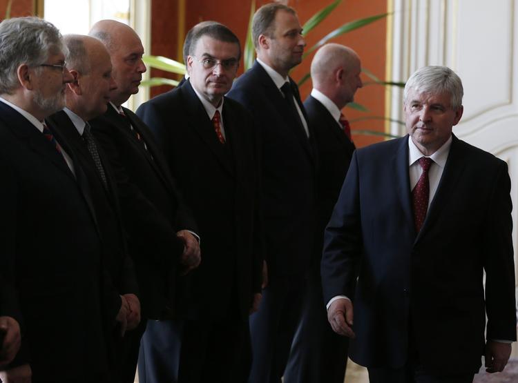 parade. Jiri Rusnok (th.) passerer de medlemmer, der er blevet udpeget til hans regering. 