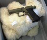 Skjult. En amerikansk flypassager prøvede at skjule denne pistol i håndbagagen, pakket ind i en bamse. Pistolen kom ikke med om bord. 