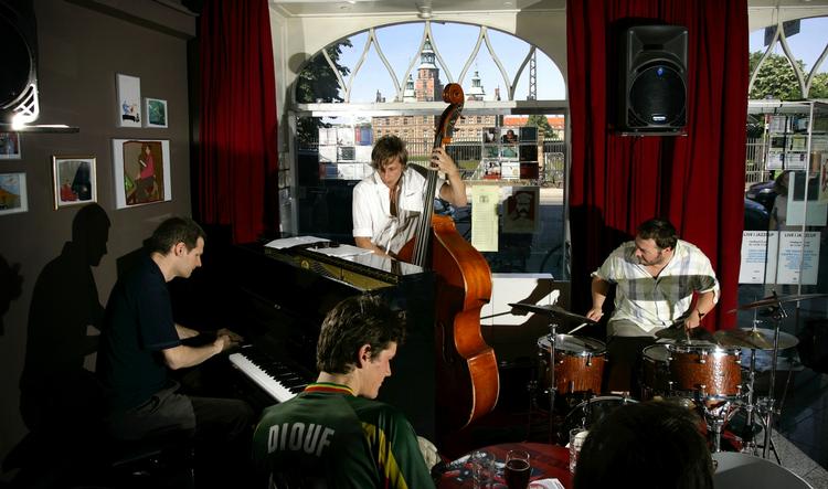 Miniput. Scenen i JazzCup befinder sig lige til højre for indgangsdøren, og det er der en god forklaring på: Der er ikke plads andre steder. 