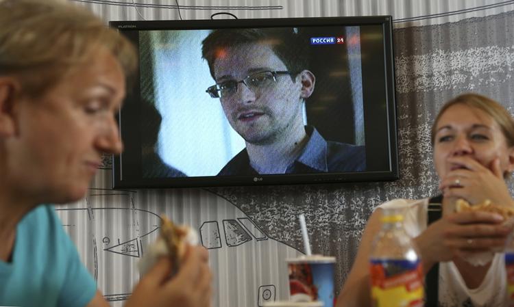 EFTERSØGT. Edward Snowden har været jagtet af USA, siden han for over en måned siden lækkede tophemmelige papirer fra det amerikanske efterretningsvæsen. 