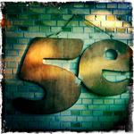 Scene. Jazzfestivalen er en film, hvis manus skrives undervejs. 5. akt begynder i Den Brune Kødby, hvor spillestedet 5e ligger. 