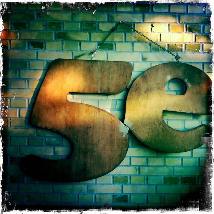 Scene. Jazzfestivalen er en film, hvis manus skrives undervejs. 5. akt begynder i Den Brune Kødby, hvor spillestedet 5e ligger. 