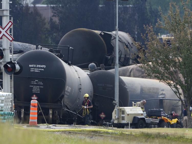 afsporet. Godstoget med råolie satte pludselig i gang og drønede ned mod den lille by Lac-Mégantic, hvor det røg af sporet og eksploderede i et hav af ild, der kunne ses op mod 50 kilometer borte. 
