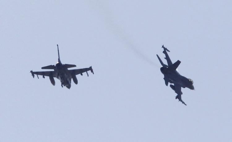 luftpakke. USA støtter årligt Egpten med 1,5 milliarder dollar. De fire jagerfly af typen F-16 er en del af denne hjælpepakke. 