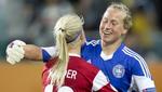 Redningskvinden. Stina Lykke fik en krammer af Pernille Harder efter 1-1-matchen. 