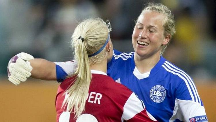 Redningskvinden. Stina Lykke fik en krammer af Pernille Harder efter 1-1-matchen. 