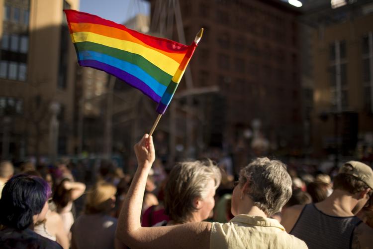 Californien. I juni måned i år blev loven, der forbød homoseksuelle ægteskaber, dømt forfatningsstridig og gjorde en ende på forbuddet 