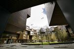 Festlokale. Tietgenkollegiet i Ørestad lægger hus til åbningskoncerten af Strøm Festival. Kollegiet er blevet verdensberømt for sin arkitektur og har vundet en række internationalt anerkendte priser. 