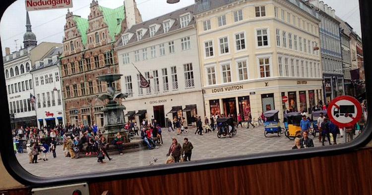 Turistbus. Hop-on-hop-off busserne er en rutinemæssig oplevelse. Til gengæld får man et overblik over byens seværdigheder. 