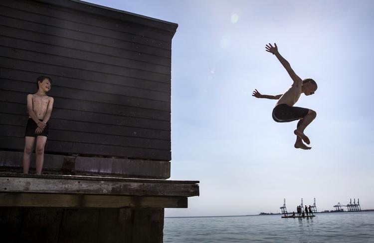 Sommerliv. Der blev badet på badeanstalten den Permanente ved Risskov i Aarhus i tirsdags. 