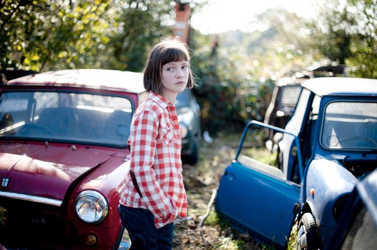 fund. Filmens fortælles gennem den 11-årige Skunks øjne, og Eloise Laurence er et fund som den allerede lige lovlig erfarne pige. 