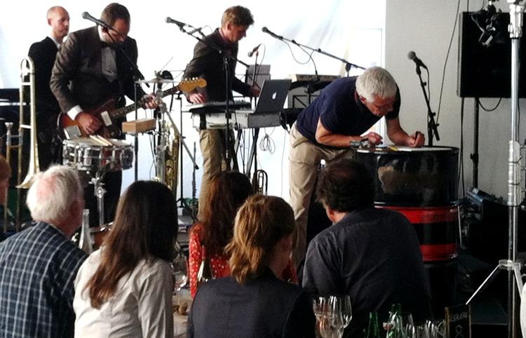 Live. Ved fuglekoncerten under Copenhagen Jazz Festival tordag aften får publikum både live musik fra stort orkester, faktuel viden og tegninger af fugle på stort lærred. 