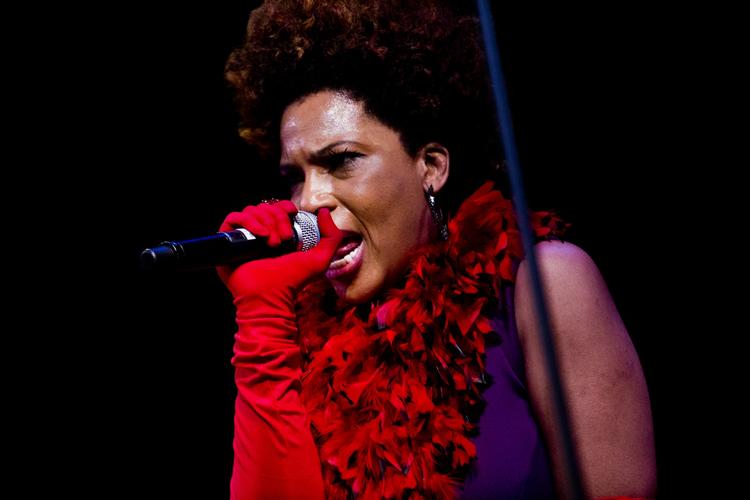 Diva. Macy Gray gav den som klassisk jazz-diva med skinnende kjoler, lange handsker, fjerboa og frygtindgydende høje hæle. 