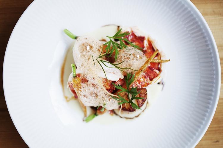 velsmag. Der var dyb sødme fra kammusling og hummer, letheden blev sikret af skummet, mens cremen krydrede den simple forret til perfektion. 