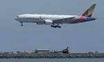 Genkomst. Asiana Airlines flyver stadig til San Francisco. Her er et under indflyvning hen over det forulykkede søsterfly. 