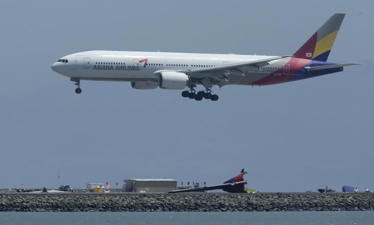 Genkomst. Asiana Airlines flyver stadig til San Francisco. Her er et under indflyvning hen over det forulykkede søsterfly. 