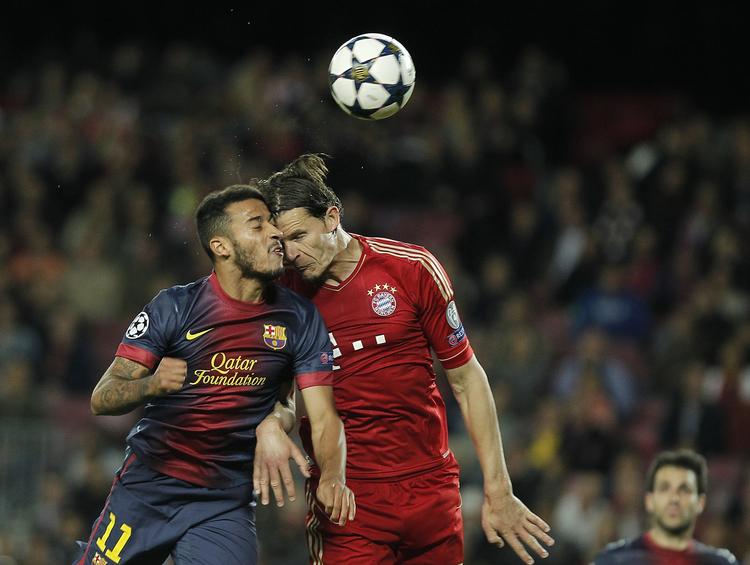 Holdkammerater? Bayern Münchens Daniel van Buyten var for tre måneder siden med til at sende Thiago (tv) ud af Champions League. 
