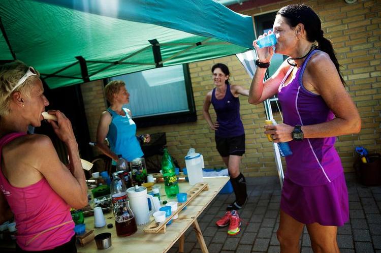 LUKSUSDEPOT. Efter hver runde på godt 7 km har løberne et lille hvil i Annette forældres garage. Bemærk, hvordan hendes far har lavet nummererede kopholdere af krydsfiner, så bægrene ikke står og vælter, og hver løber kan nøjes med et bæger. Foto: Kasper Løftgaard 