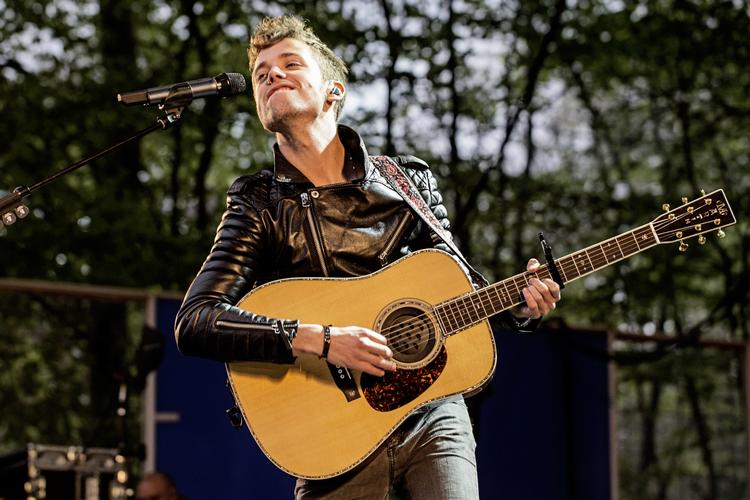 Popdreng. Mads Langer er albumaktuel med In These Waters'. 11. august spiller han til Stella Polaris i København 