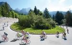 panorama. Bogen er rigt illustreret, dels med storladne panoramafotos af de hårdtarbejdende cyklister i landskabet, dels med en række detaljer af cykler og mad. 