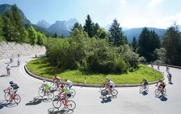 panorama. Bogen er rigt illustreret, dels med storladne panoramafotos af de hårdtarbejdende cyklister i landskabet, dels med en række detaljer af cykler og mad. 