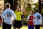 Dobbeltjob. 30-årige Daniel Olsen er sælger om dagen og fodbolddommer om aftenen. 