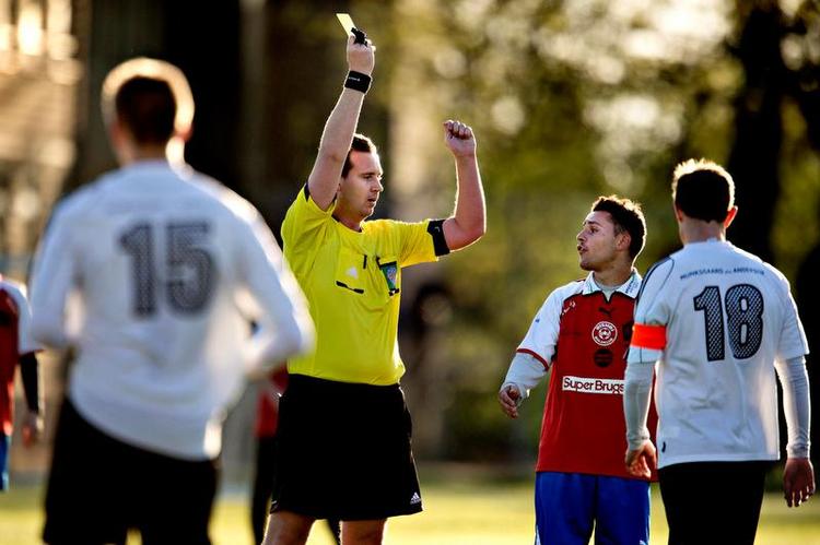 Dobbeltjob. 30-årige Daniel Olsen er sælger om dagen og fodbolddommer om aftenen. 
