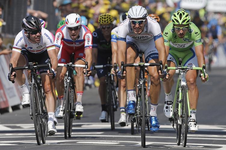 hattrick. Marcel Kittel (nummer to fra venstre) nåede målstregen før britiske Mark Cavendish (t.v.). 