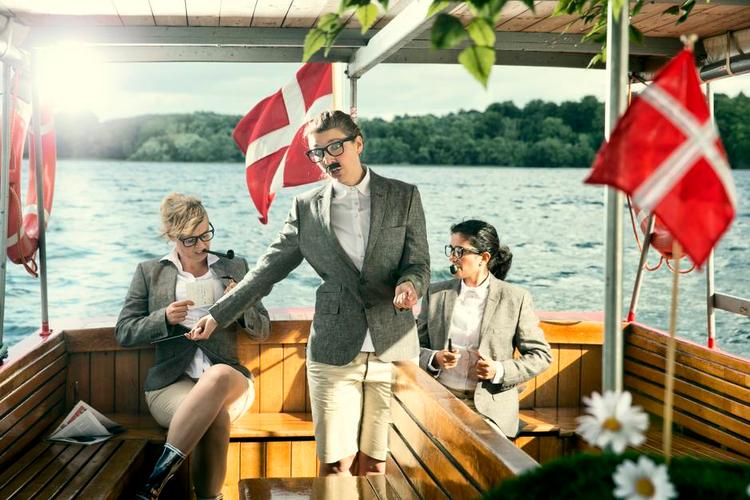 <cutline_leadin>KVINDER.</cutline_leadin> Henrik Nordbrandts liv og digte er fyldt med kvinder, og det er derfor <240>oplagt at lade ham portrættere af tre unge af slagsen. <137>Skuespillerinderne Anne Vester Højer, Rosa Sand Michelsen og Özlem Saglanmak.<137><137> <137><fotograf>Foto: Per Morten Abrahamsen</fotograf> 