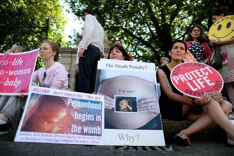 modstandere. Debatten for og imod abort har raset i Irland op til afstemningen i parlamentet i nat. Billedet er fra onsdag, hvor abortmodstandere demonstrerede foran parlamentet. 