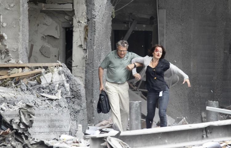 terror. Anders Breiviks terrordag22. juli 2011 begyndte i Oslo, hvor han sprængte en bombe foran regeringsbygningen. Otte døde. Dernæst tog han til Utøya og skød og dræbte 69 primært unge nordmænd på en sommerlejr. 