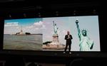 ZOOM. Nokias topchef Stephen Elop demonstrerer her, hvordan den nye Nokia Lumia 1020 kan zoome helt ind i detaljen, selv efter billedet er taget. Det skyldes dens 41 megapixels sensor. (Foto:  Morten Bay) 