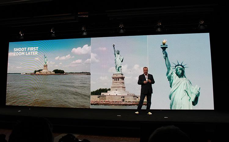 ZOOM. Nokias topchef Stephen Elop demonstrerer her, hvordan den nye Nokia Lumia 1020 kan zoome helt ind i detaljen, selv efter billedet er taget. Det skyldes dens 41 megapixels sensor. (Foto:  Morten Bay) 