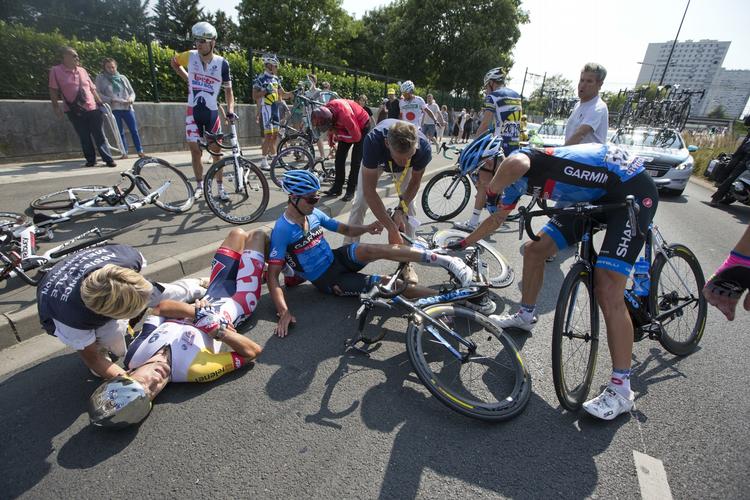 styrt. Gårsdagens etape i Tour de France blev igen skæmmet af et voldsomt styrt, da flere hold forsøgte at køre deres sprintere på plads. 