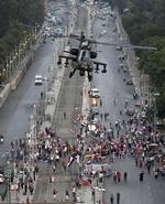 Flag. Det egyptiske flag er overalt i Kairos gader i disse dage. Her flyver en militærhelikopter over en forsamling af Morsi-støtter, der holder til foran den militærbygning, hvor Morsi menes at blive holdt i husarrest. 