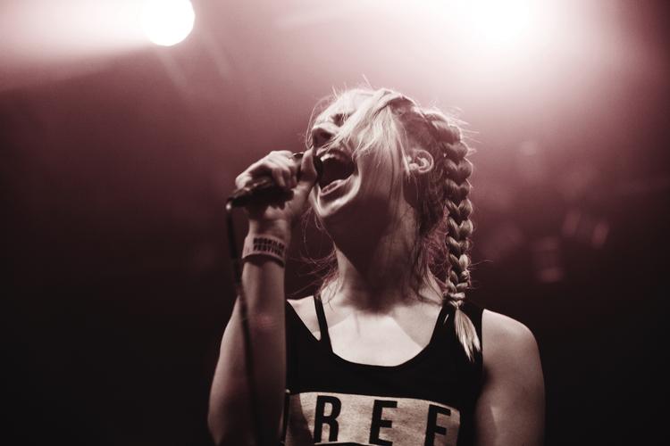 Elektrodronning. Super hypede MØ optræder på næste måneds Trailerpark Festival. Her ses hun i fuld vigør under årets netop afviklede Roskilde Festival. 