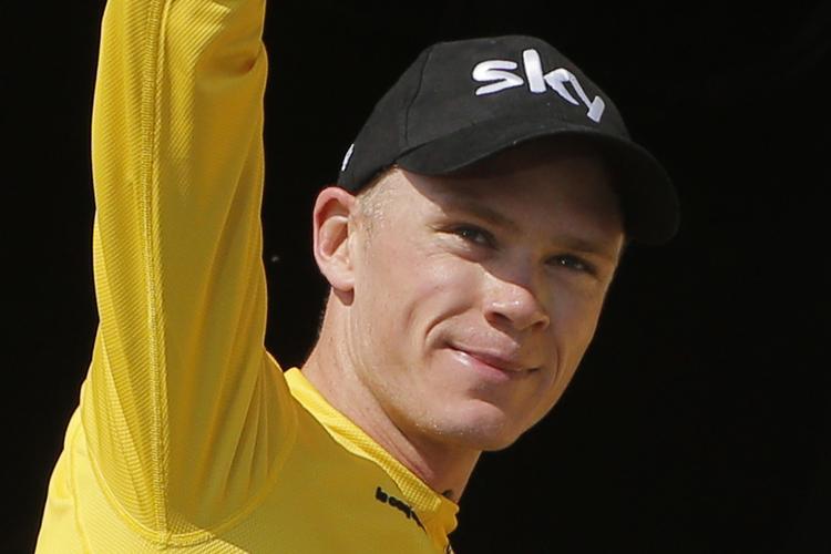 dopingskygge. Mens hans kæreste skælder ud over dopinginsinuationerne mod Chris Froome, så svarer indehaveren af den gule førertrøje i Tour de France mere diplomatisk på alle spørgsmålene. 