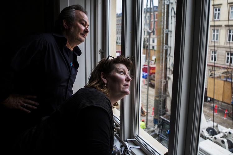 larm. Mia Rosenkilde Nielsen og Nils Engelbrecht, der bor i Stampesgade i København, har været meget ramt af støj i forbindelse med metrobyggeriet. 