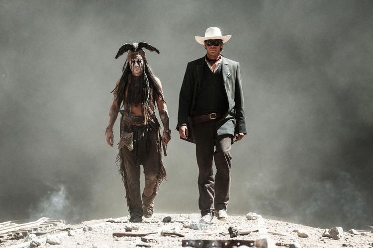 Kemosabe. Johnny Depp udfylder rollen som Tonto (tv.) med samme værdighed, som når han spiller sørøveren Jack Sparrow på de syv have. Her sammen med titelfiguren The Lone Ranger i Armie Hammers skikkelse. 