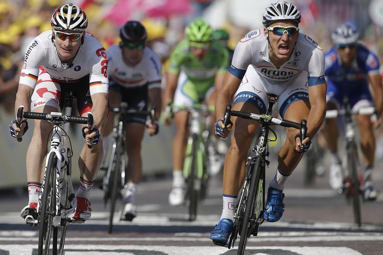 nederlag. André Greipel (tv.) var sidst i direkte duel med Marcel Kittel i tirsdags, hvor hans unge landsmand vandt. 