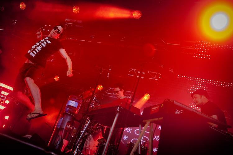 PRIS. Kristian Leth i et hop og Kresten Osgood (th) under en koncert med Leths sideprojekt Baron Criminel på Roskilde Festivalen 2010. 