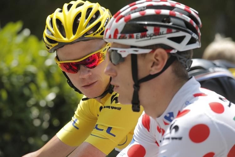 Chris Froome kører stadig i den gule trøje, men tabte over et minut til Alberto Contador. 