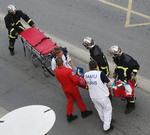 ulykke. Ifølge flere franske medier er der fortsat passagerer, der sidder klemt fast i toget. 