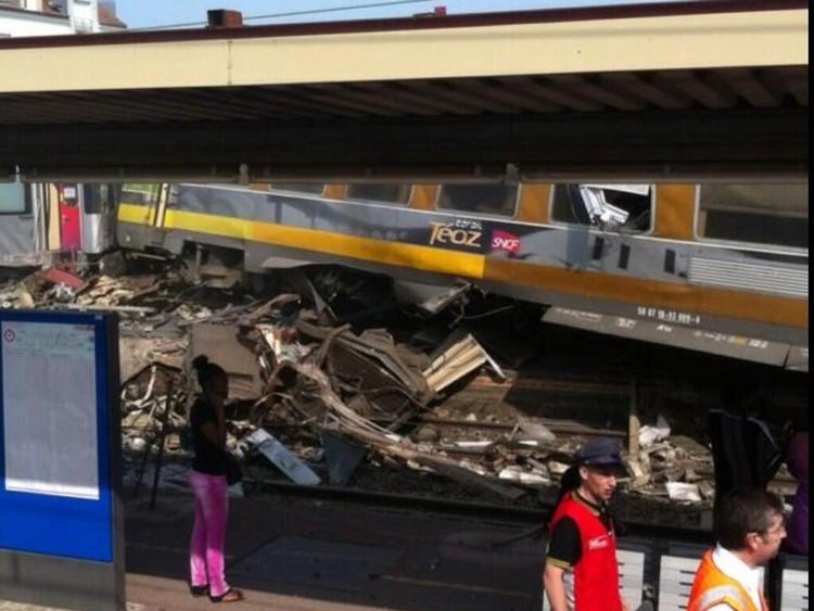 Kaos. Et intercity-tog blev i eftermiddags afsporet ved Brétigny-sur-Orge i den sydlige del af Paris-regionen . 