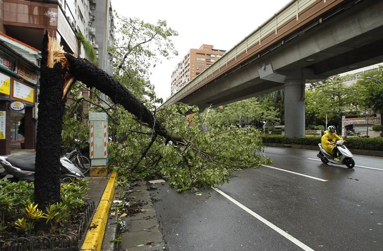 NATURKRÆFTER. Tyfonen Soulik har allerede sat sine spor i Taiwan. 