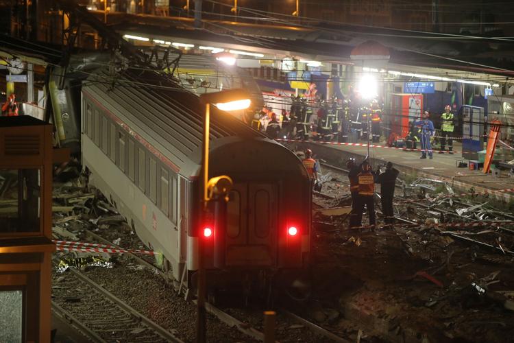 Redningsarbejde. Togulykken i Frankrig er en af de alvorligste i de seneste 25 år. Seks personer er døde og mere end 30 er sårede. 
