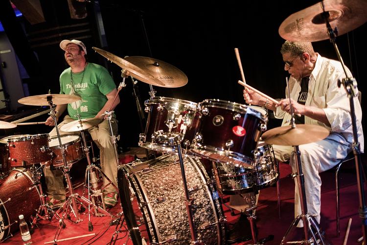 sammenspil. Sunny Murray og Kresten Osgood spillede op til hinanden på hver deres sæt, ikke kæmpende, men parallelt. 