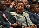 Bedring. Graca Machel, Nelson Mandelas kone, siger, at den tidligere præsident er i bedring. 