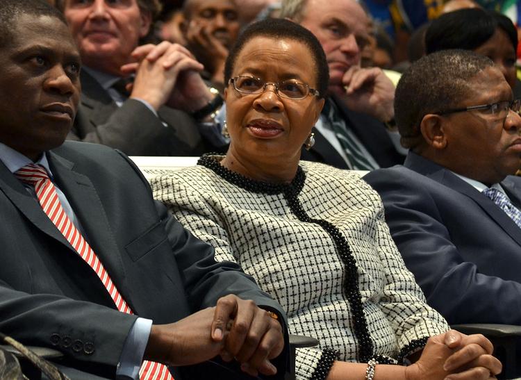Bedring. Graca Machel, Nelson Mandelas kone, siger, at den tidligere præsident er i bedring. 