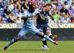 Solbold. Randers var mest tændt. Eller måske bare bedst i dagens træningsopgør. Her er det AGF's Davit Skhirtladze i duel med Randers' Lorenzo Davids. 